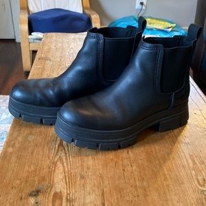 Black Ugg lug sole Chelsea boots, womens 8